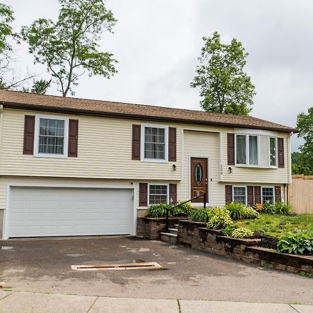 New! Updated Mystic Home W/ Sauna, Hot Tub & Deck Bagian luar foto