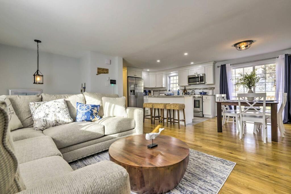 New! Updated Mystic Home W/ Sauna, Hot Tub & Deck Bagian luar foto