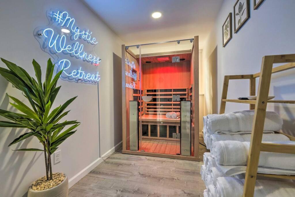 New! Updated Mystic Home W/ Sauna, Hot Tub & Deck Bagian luar foto