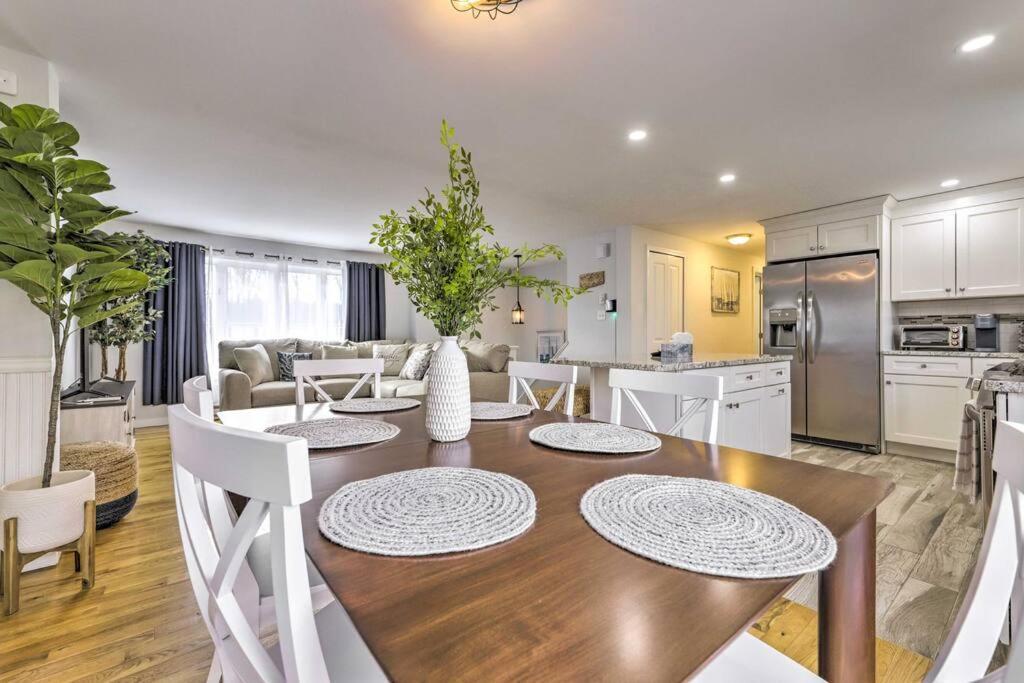 New! Updated Mystic Home W/ Sauna, Hot Tub & Deck Bagian luar foto
