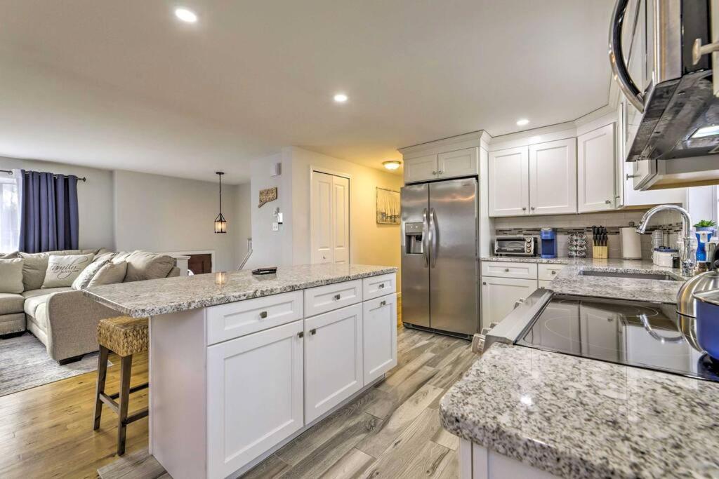 New! Updated Mystic Home W/ Sauna, Hot Tub & Deck Bagian luar foto