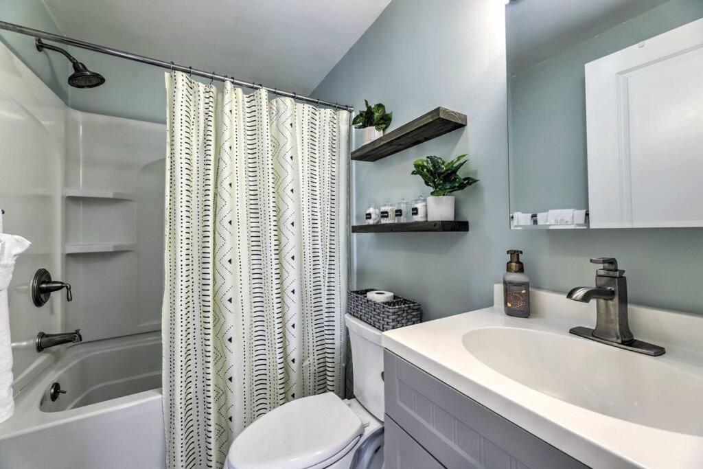 New! Updated Mystic Home W/ Sauna, Hot Tub & Deck Bagian luar foto