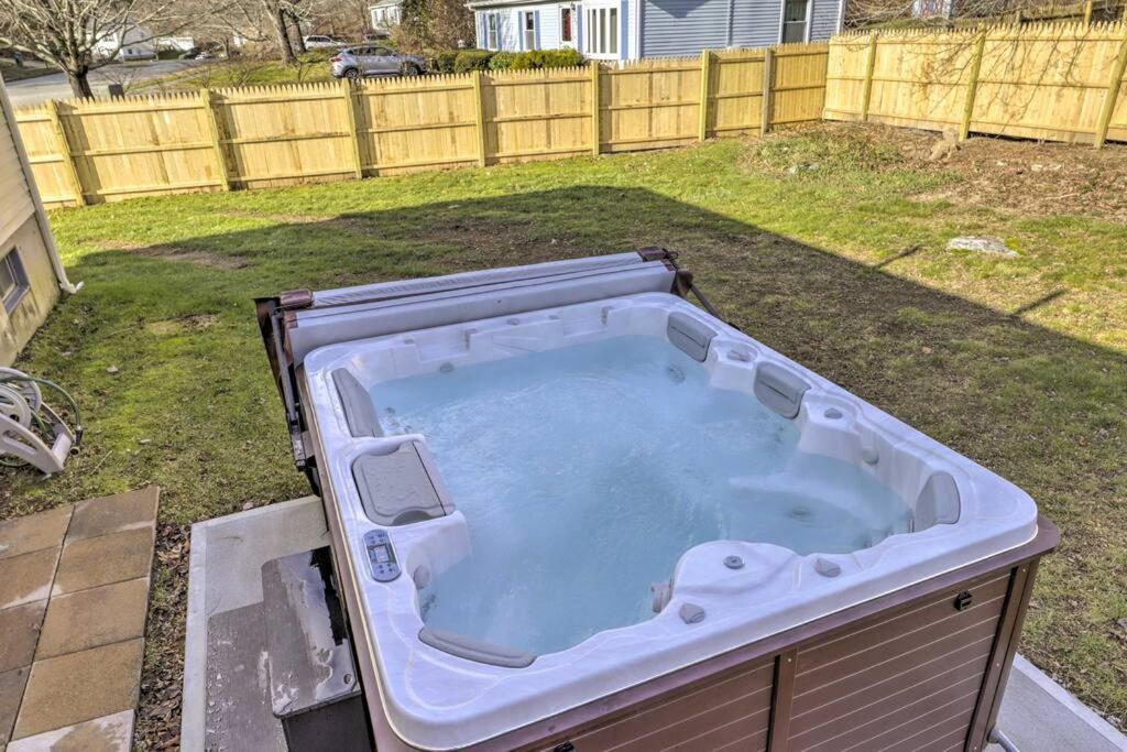 New! Updated Mystic Home W/ Sauna, Hot Tub & Deck Bagian luar foto