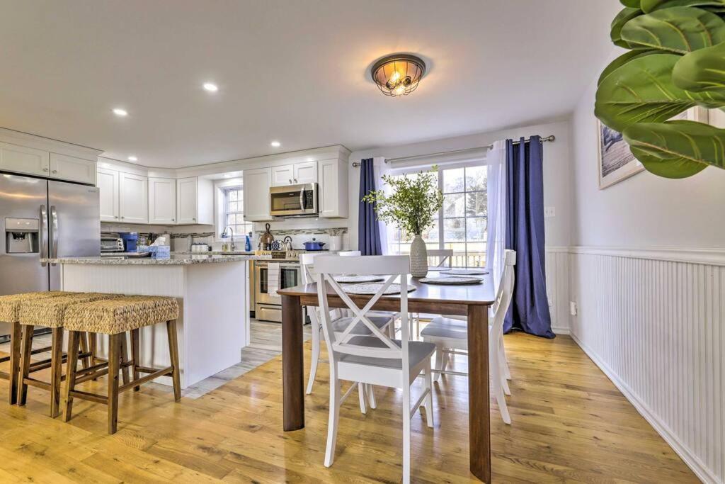 New! Updated Mystic Home W/ Sauna, Hot Tub & Deck Bagian luar foto
