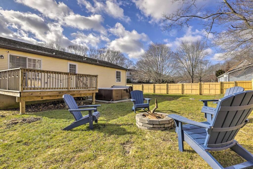 New! Updated Mystic Home W/ Sauna, Hot Tub & Deck Bagian luar foto