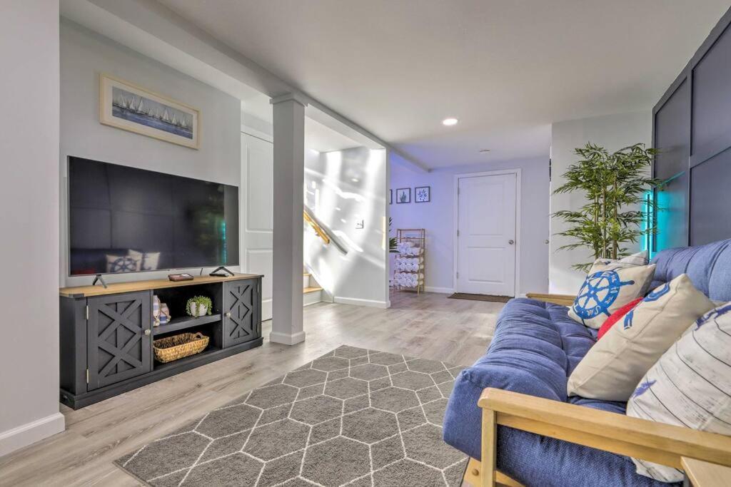 New! Updated Mystic Home W/ Sauna, Hot Tub & Deck Bagian luar foto