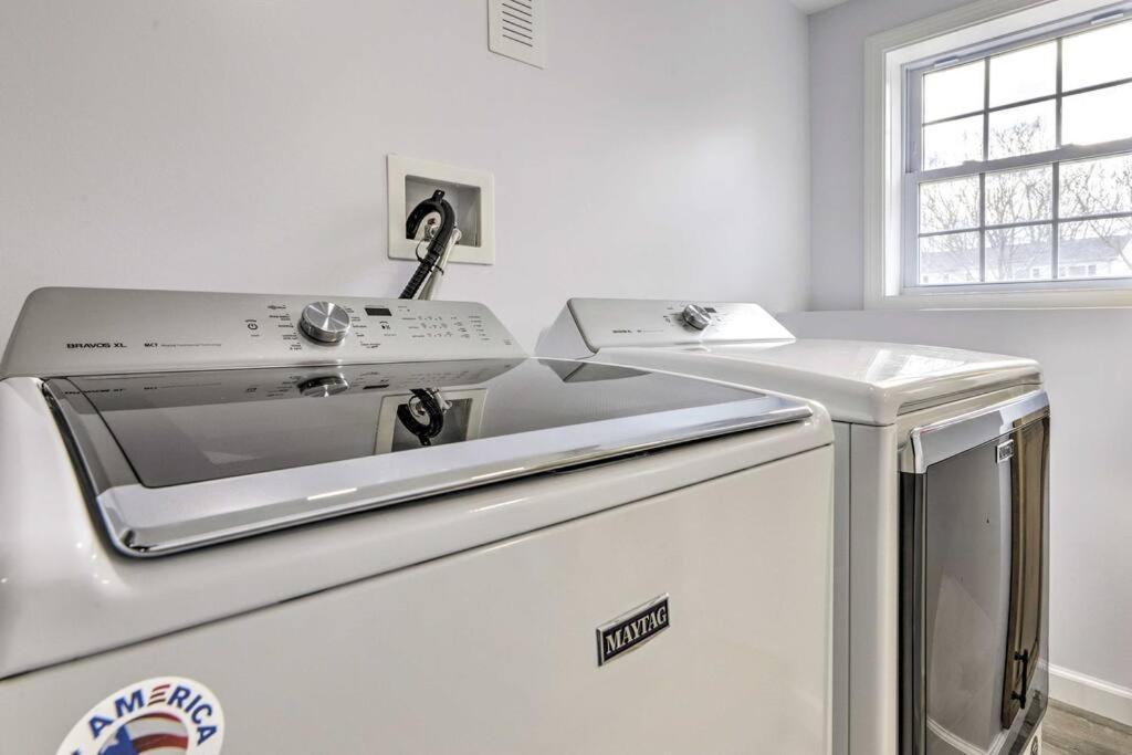 New! Updated Mystic Home W/ Sauna, Hot Tub & Deck Bagian luar foto