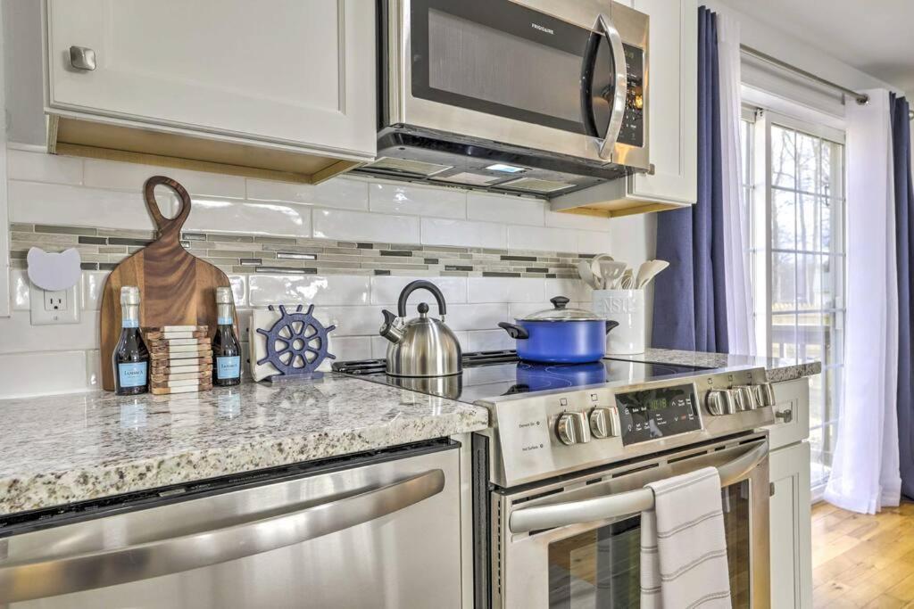 New! Updated Mystic Home W/ Sauna, Hot Tub & Deck Bagian luar foto