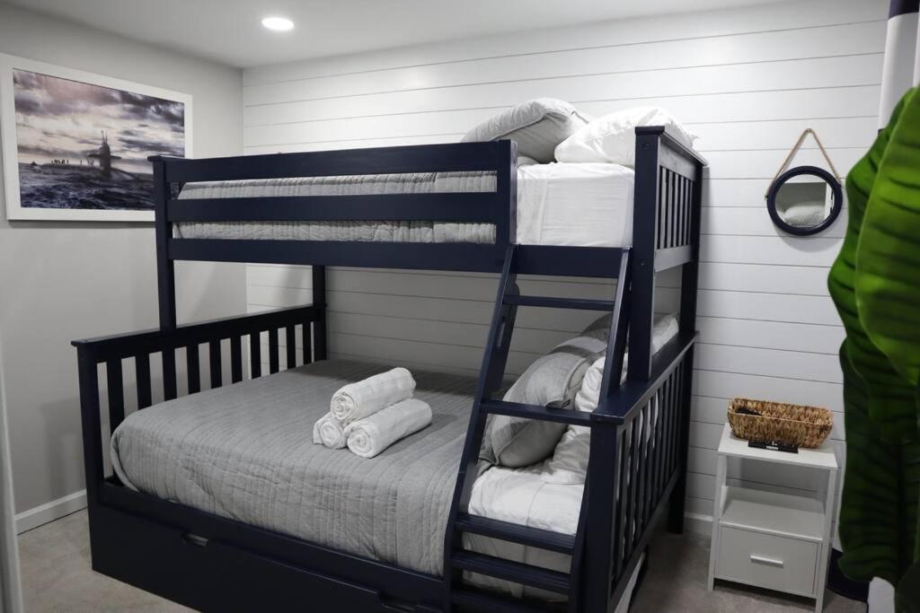 New! Updated Mystic Home W/ Sauna, Hot Tub & Deck Bagian luar foto