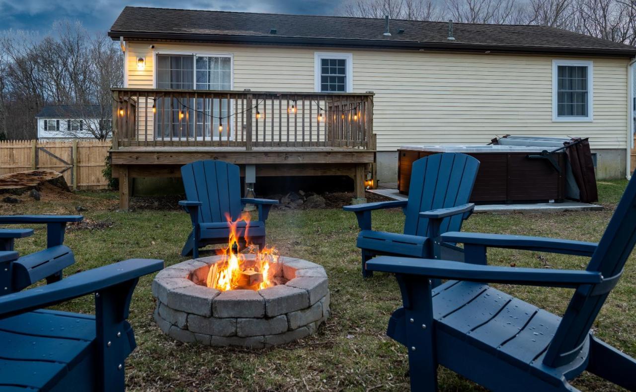 New! Updated Mystic Home W/ Sauna, Hot Tub & Deck Bagian luar foto