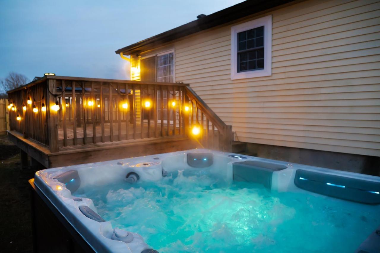 New! Updated Mystic Home W/ Sauna, Hot Tub & Deck Bagian luar foto