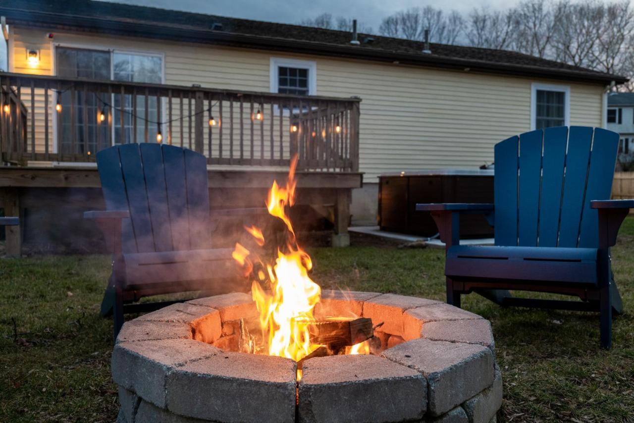 New! Updated Mystic Home W/ Sauna, Hot Tub & Deck Bagian luar foto
